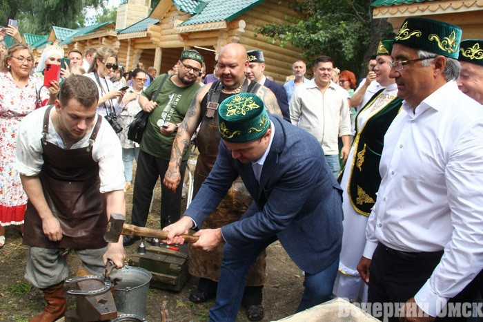 Губернатор выковал подкову счастья Фото: Владимир Казионов