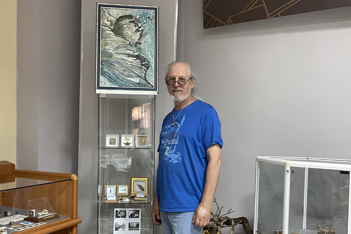 Анатолий Коненко к 430-летию Тары подготовил экспозицию из трёх миниатюрных работ Фото: правительство Омской области