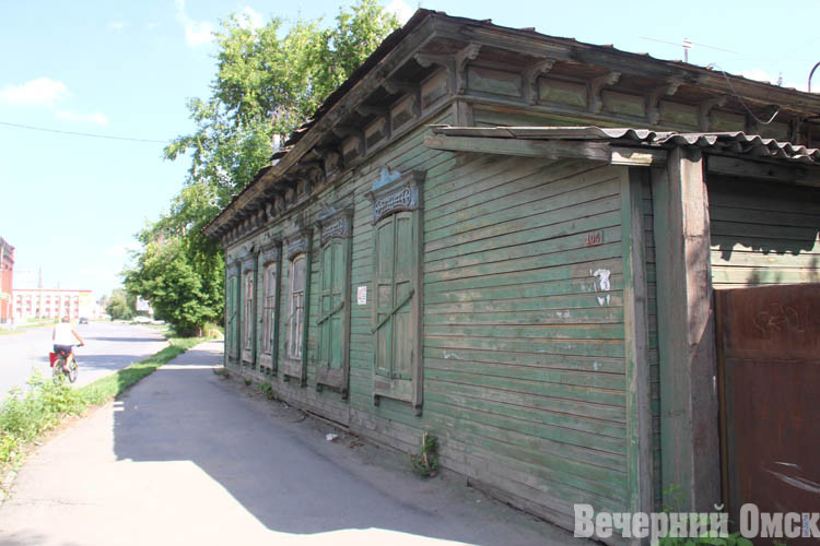 Омичи восстанавливают былую красоту столетнего дома на улице Октябрьской