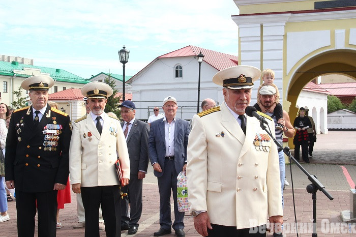 Ностальгия, макароны по-флотски и перетягивание каната: в Омске отметили День ВМФ