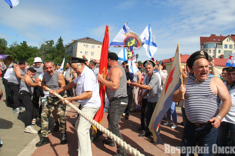 Ностальгия, макароны по-флотски и перетягивание каната: в Омске отметили День ВМФ