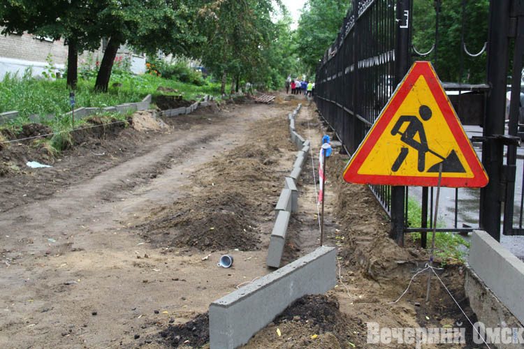 На омской улице Чапаева обновляют пешеходную зону