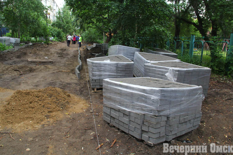 На омской улице Чапаева обновляют пешеходную зону