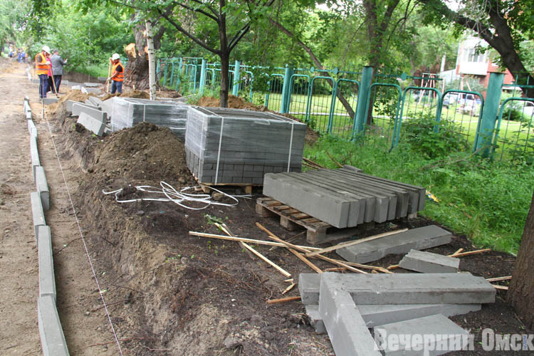 На омской улице Чапаева обновляют пешеходную зону