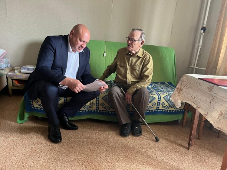 Мэр Сергей Шелест поздравил 103-летнего ветерана с наступающим Днем города Фото: t.me/shelest_sn