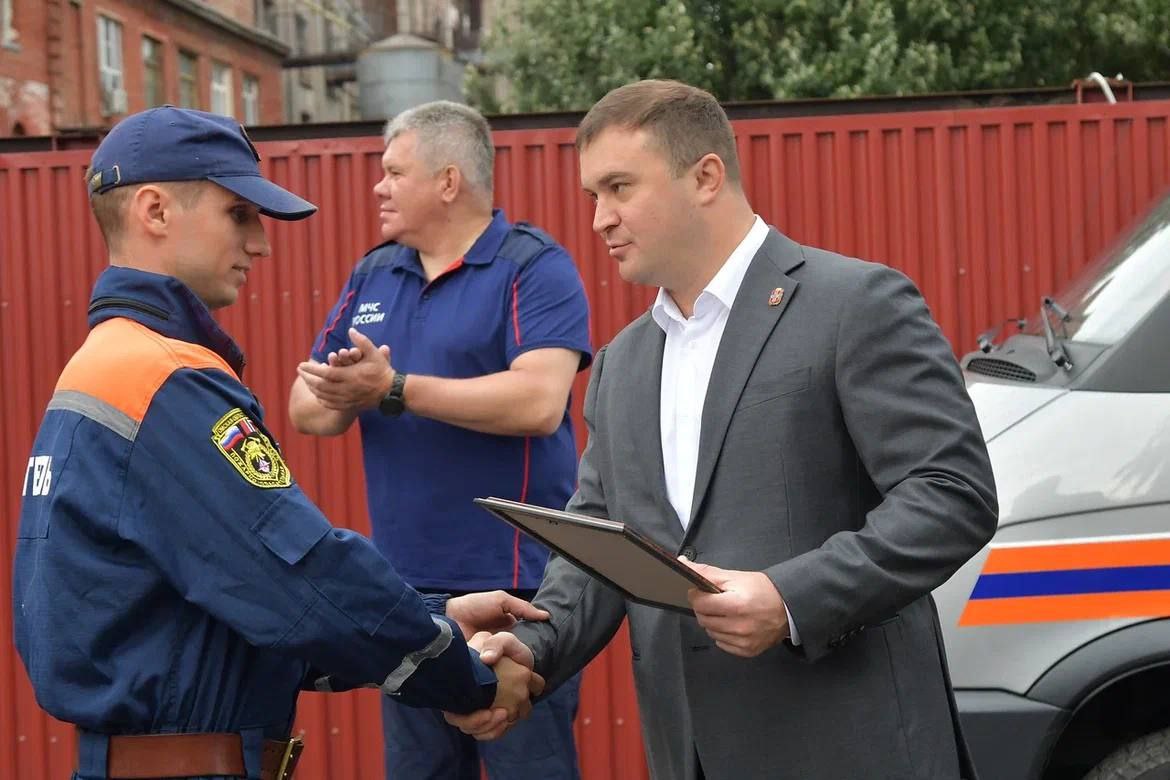 Виталий Хоценко вручил омским спасателям новые пожарные автомобили Фото: Сергей Мельников