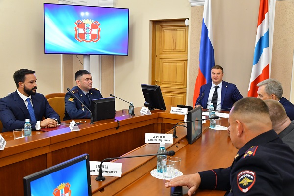 Губернатору официально представили нового начальника УФСИН по Омской области Фото: УФСИН РОссии по Омской области
