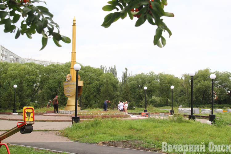 Стела, памятник и тротуары: в Советском округе Омска облагораживают сквер 70-летия Победы