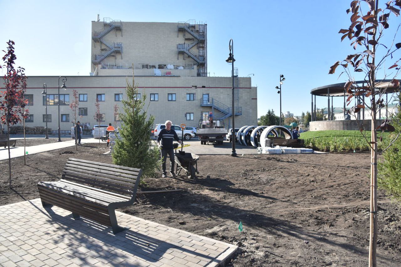 В центре Омска завершается реновация «Городского сада»
