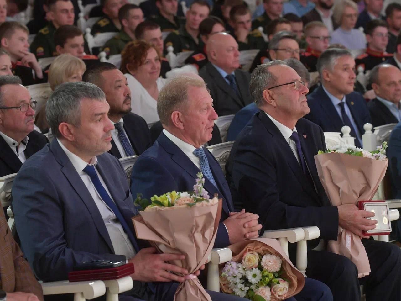 Виталий Хоценко вручил машиностроителям государственные награды федерального и регионального значения Виталий Хоценко вручил машиностроителям государственные награды федерального и регионального значения