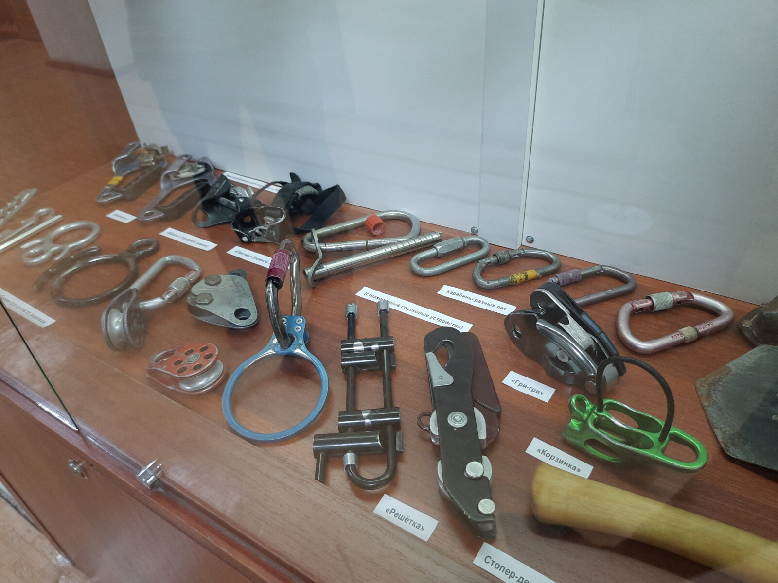 В Доме детского творчества Октябрьского округа открыли выставку «Ну как мне тебе рассказать, что такое гора?»