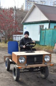 Омич создал вместе с сыном автомобиль, который ездит без бензина