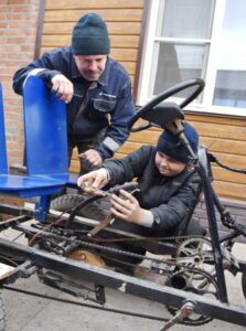 Омич создал вместе с сыном автомобиль, который ездит без бензина