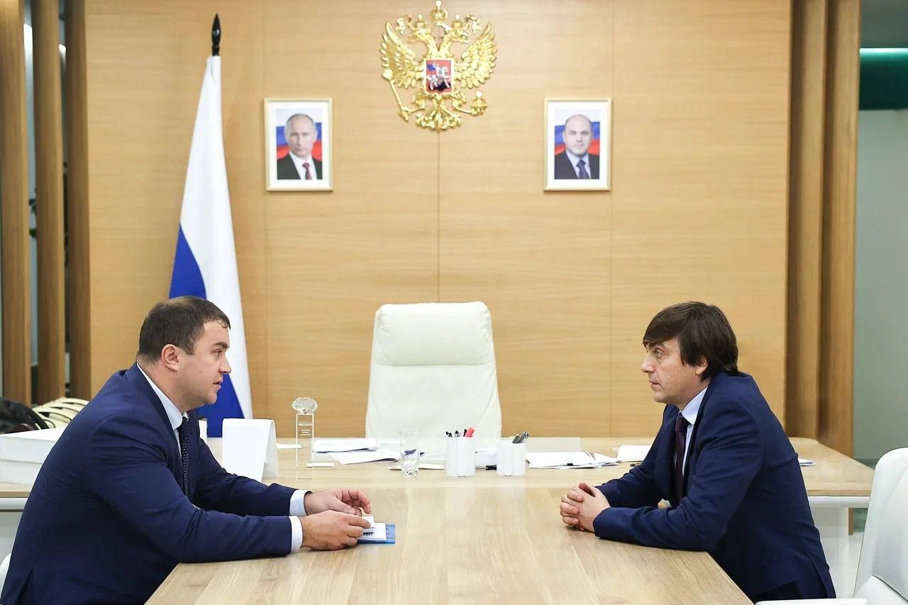 Виталий Хоценко и Министр просвещения России Сергей Кравцов обсудили программу капремонта детских садов, школ и колледжей Фото: пресс-служба Министерства образования и просвещения РФ