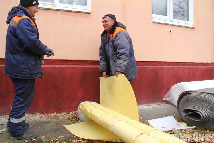 Омские тепловики восстанавливают изоляцию на наружных трубопроводах