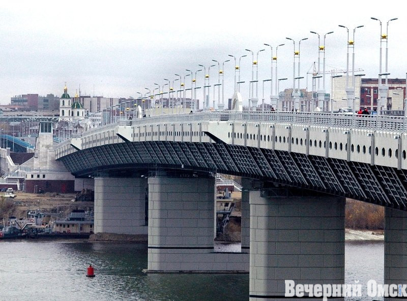 На левобережной развязке у метромоста установят светофоры Фото: Сергей Сапоцкий