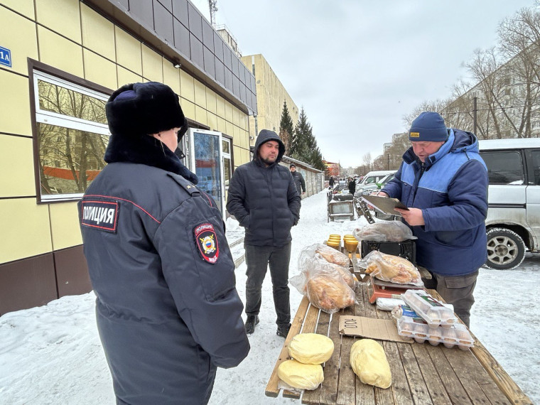 На нелегальных торговцев, продающих колбасу и консервы на улице Марченко, составили протоколы Фото: пресс-центр администрации Омска