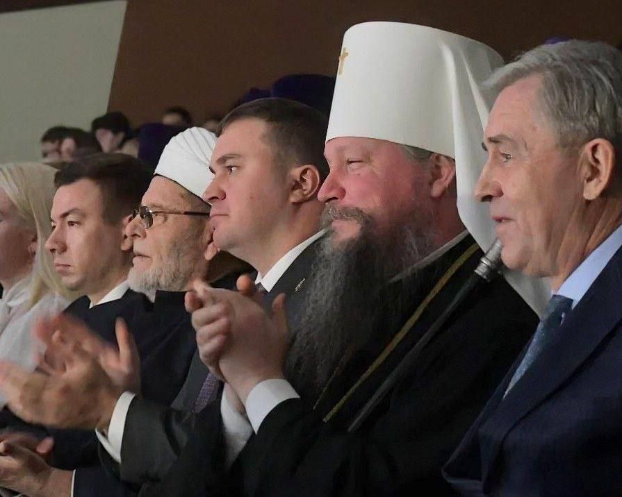 Виталий Хоценко и глава Омской митрополии Дионисий открыли XXVI Межконфессиональную конференцию «Россия – Семья семей» Фото: Сергей Мельников, Александр Труш