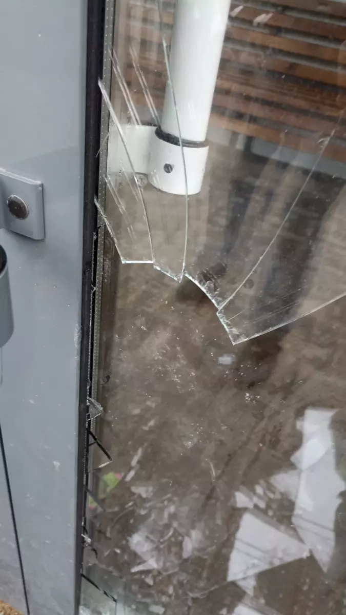 Владелец разбитой омской остановки обратился в полицию