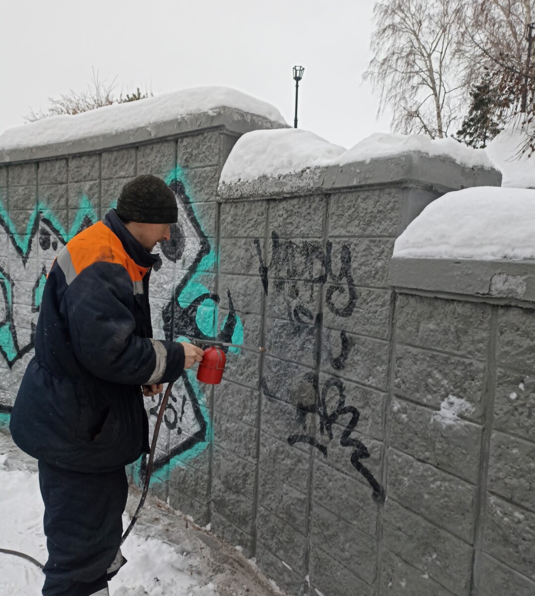 Городские службы "по горячим следам" закрасили хулиганское граффити на улице Гагарина