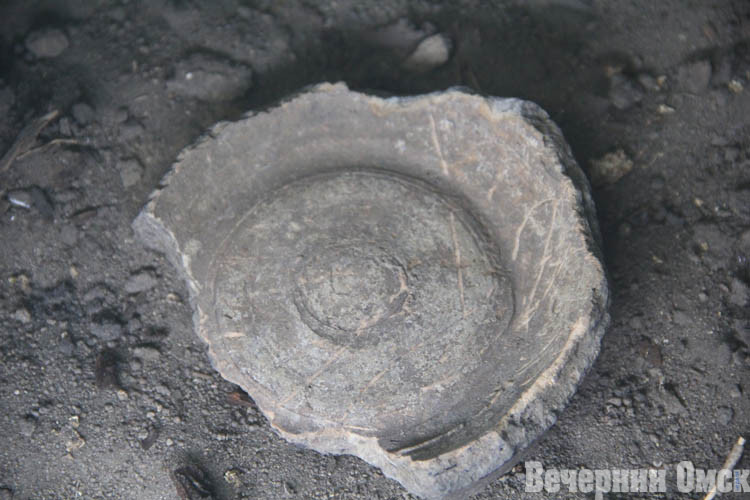 В омском остроге нашли колокол и статуэтку