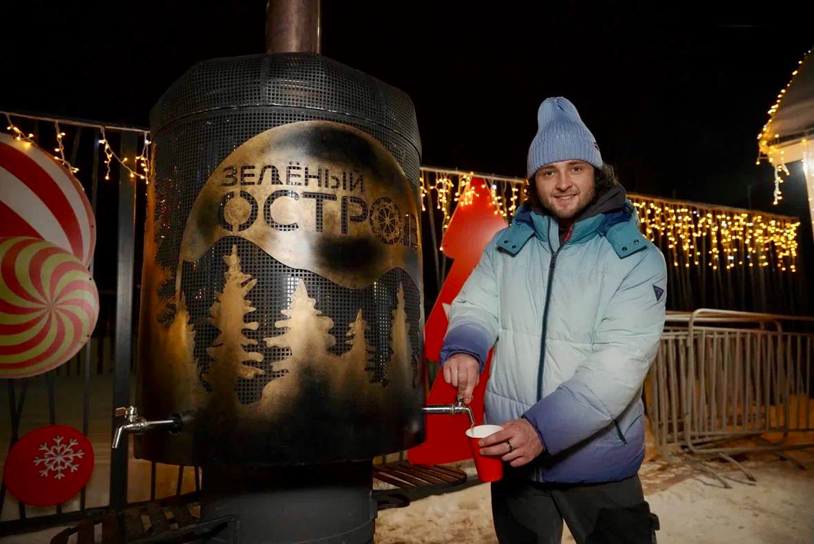 В омском парке бесплатно наливают чай из гигантского самовара Фото: t.me/vokrugsvetapark