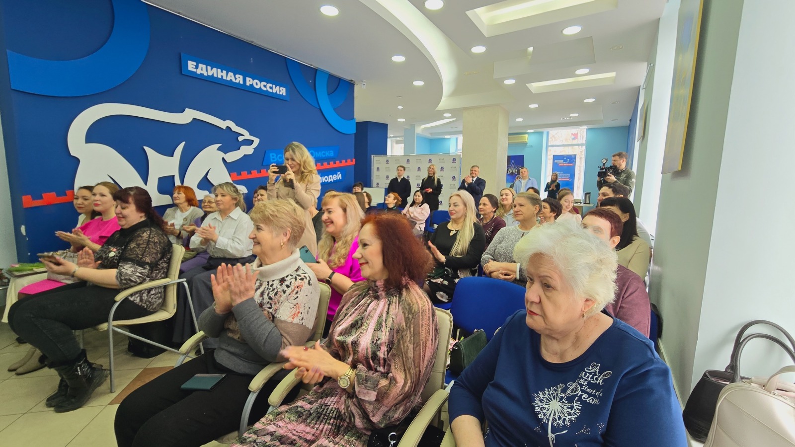 В штабе общественной поддержки «Единой России» накануне Международного женского дня наградили общественниц и волонтеров Фото: Штаб общественной поддержки