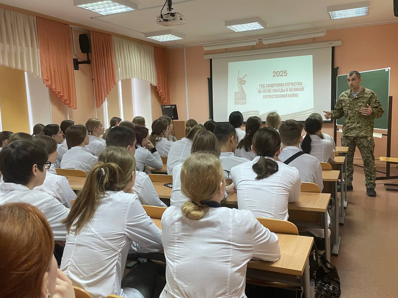 Участник СВО побеседовал со омскими студентами об 11-й годовщине «Крымской весны» и «вежливых людях» Фото предоставлены Центром патриотического воспитания молодежи