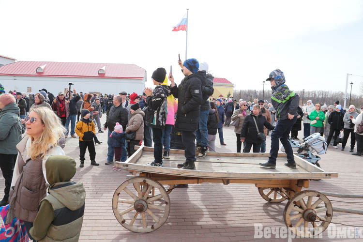 Палили из пушек, кололи штыками и ели царскую кашу: в Омской крепости прошел фестиваль «Эпоха Екатерины II»