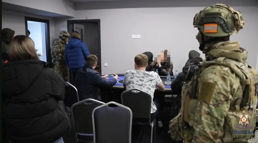 Омская полиция раскрыла подпольный покер-клуб в жилом доме Фото: скриншот видео Омской полиции