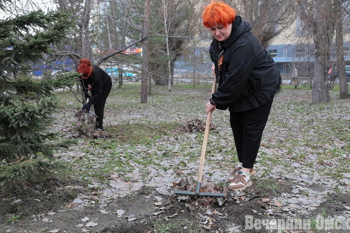 На уборку сквера Дружбы народов вышли более 30 национально-культурных объединений