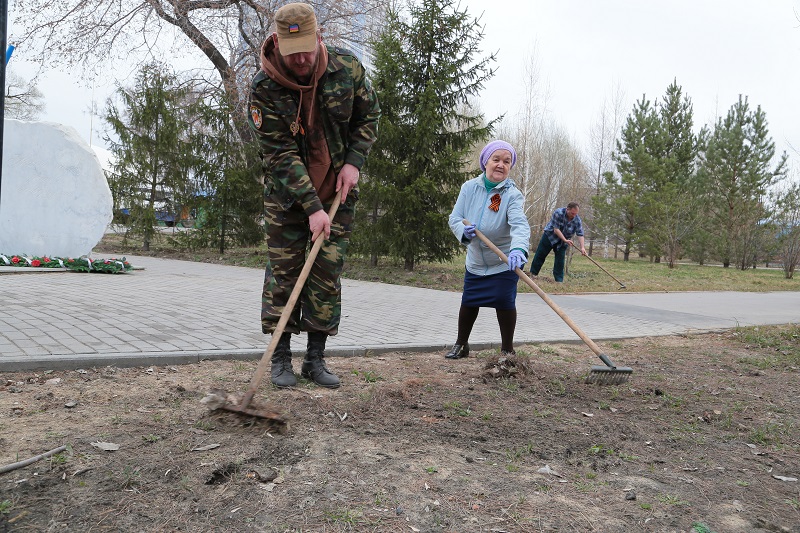 На уборку сквера Дружбы народов вышли более 30 национально-культурных объединений
