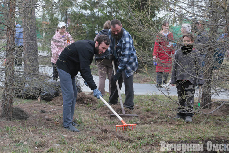 На уборку сквера Дружбы народов вышли более 30 национально-культурных объединений