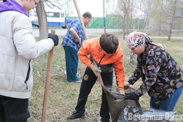 На уборку сквера Дружбы народов вышли более 30 национально-культурных объединений