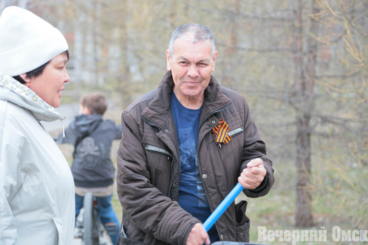 На уборку сквера Дружбы народов вышли более 30 национально-культурных объединений
