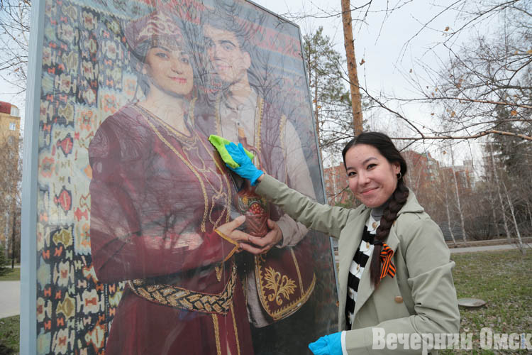 На уборку сквера Дружбы народов вышли более 30 национально-культурных объединений