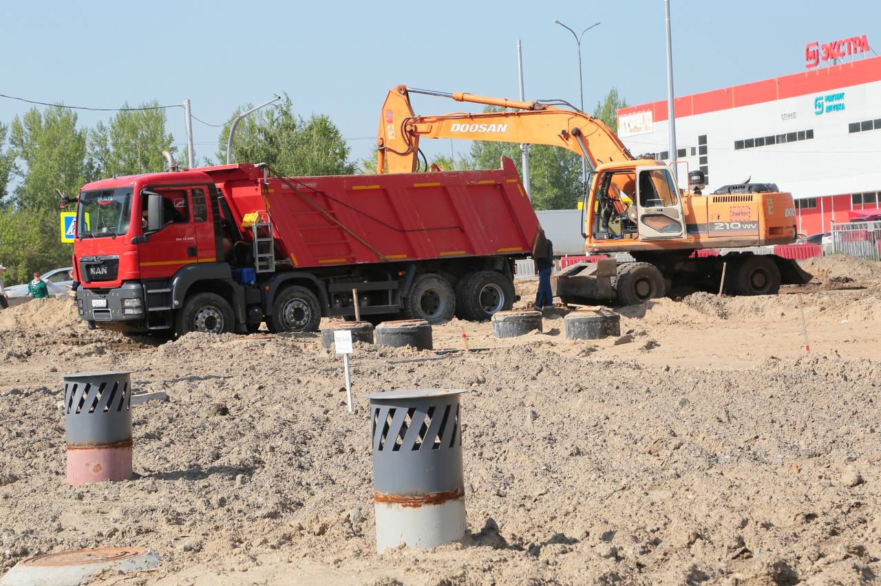 В Омске приступили к монтажу уличных светильников на бульваре Архитекторов