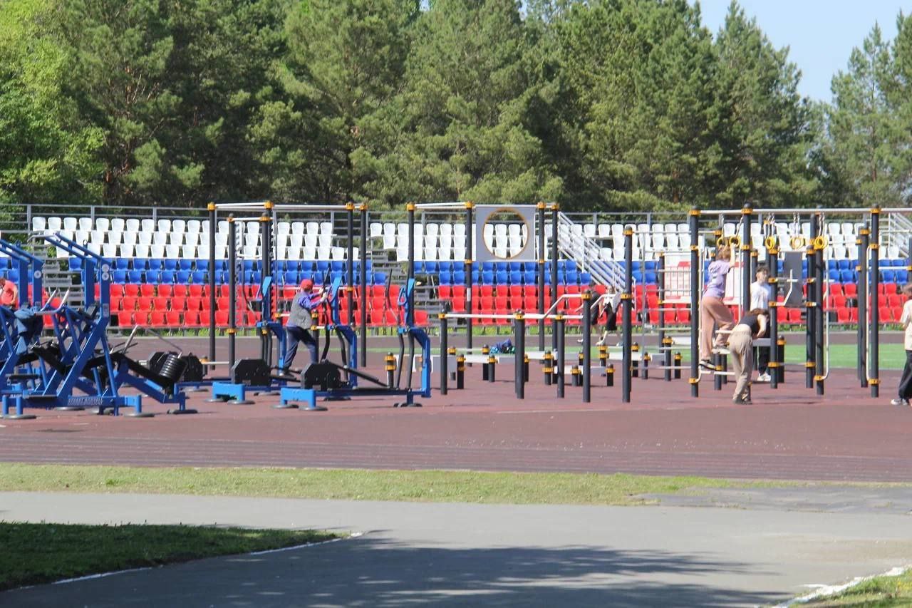 Виталий Хоценко посетил стадион в Ростовке Омского района