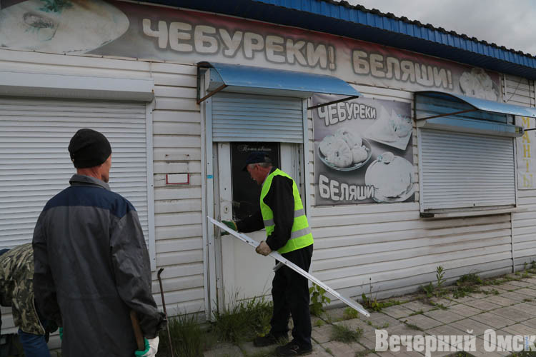 Незаконные ларьки покидают улицы города Фото: Владимир Казионов