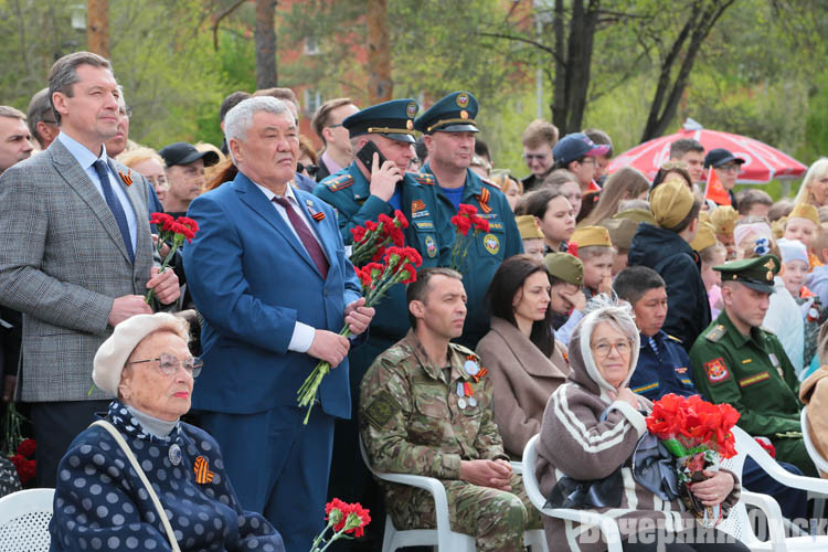 По Омску проехала колонна со знамёнами