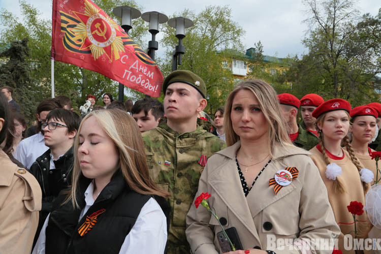 По Омску проехала колонна со знамёнами