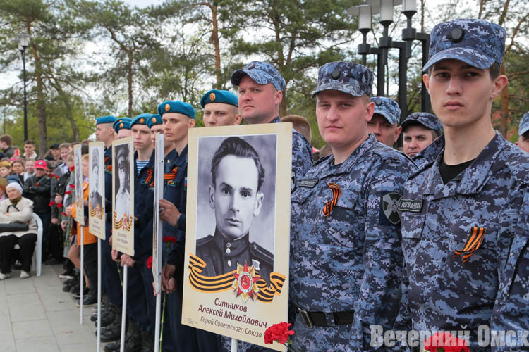 По Омску проехала колонна со знамёнами