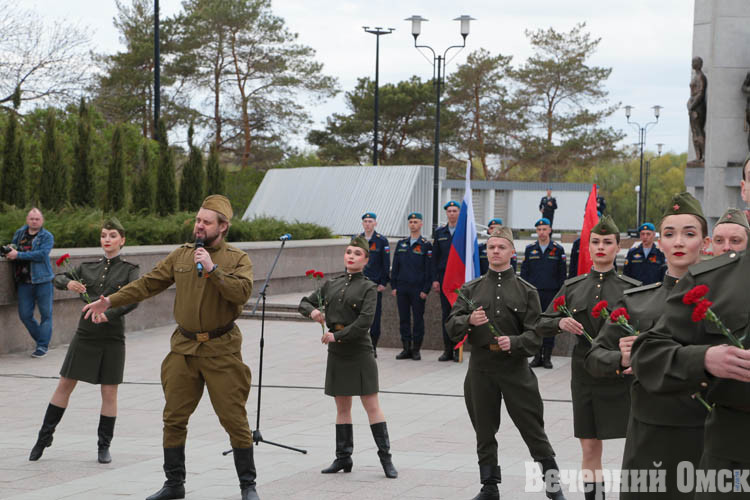 По Омску проехала колонна со знамёнами