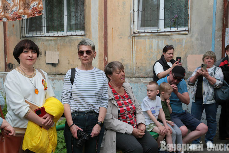 В Омске прошла акция-поздравление «Парад у дома ветерана. Фронтовые бригады»