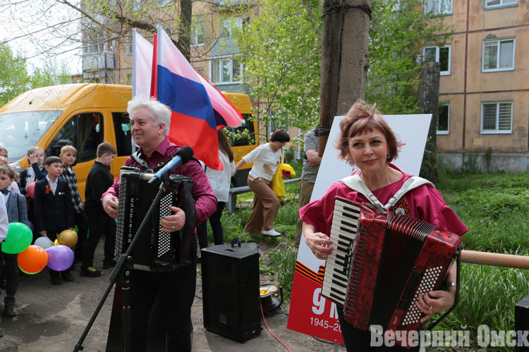 В Омске прошла акция-поздравление «Парад у дома ветерана. Фронтовые бригады»