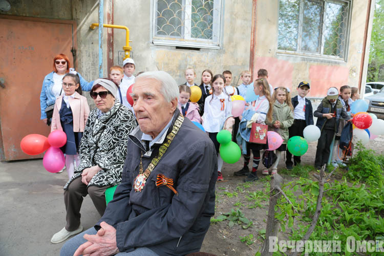 В Омске прошла акция-поздравление «Парад у дома ветерана. Фронтовые бригады»