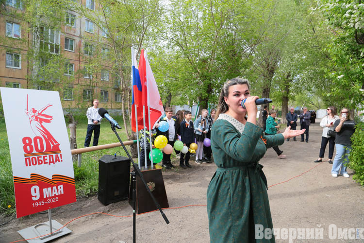 В Омске прошла акция-поздравление «Парад у дома ветерана. Фронтовые бригады»