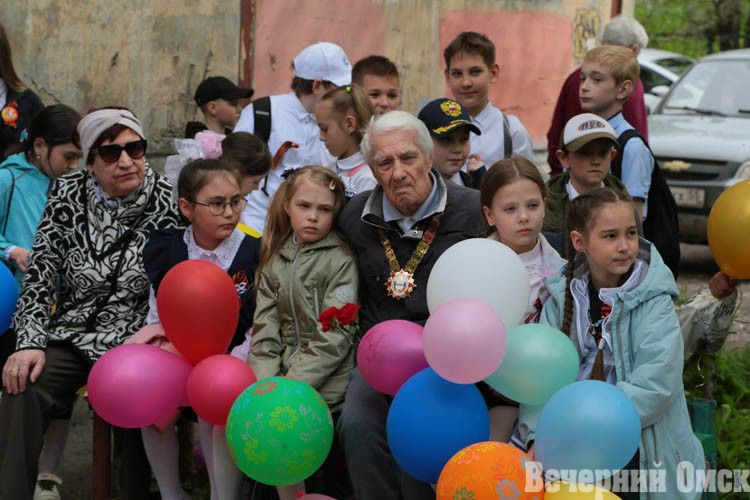 В Омске прошла акция-поздравление «Парад у дома ветерана. Фронтовые бригады»