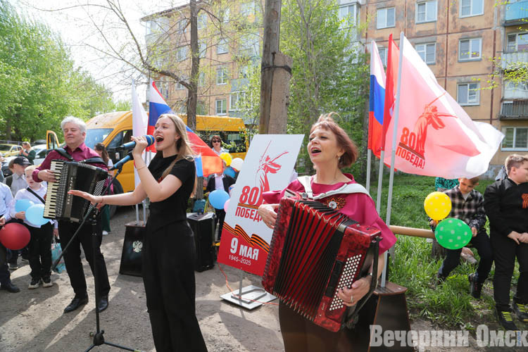 В Омске прошла акция-поздравление «Парад у дома ветерана. Фронтовые бригады»