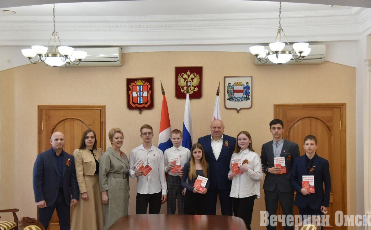 Юные омичи накануне юбилея Победы получили первые паспорта Фото: Владимир Казионов